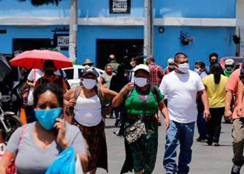 Guatemaltecos utilizan mascarilla para evitar el coronavirus./Foto: Archivo