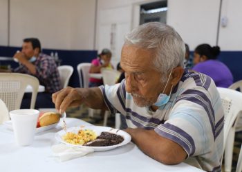 Guatemaltecos reciben las raciones de alimentos en los comedores sociales./Foto: Archivo.