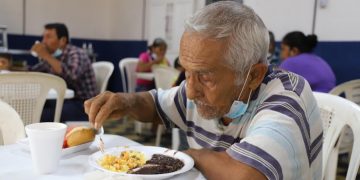 Guatemaltecos reciben las raciones de alimentos en los comedores sociales./Foto: Archivo.