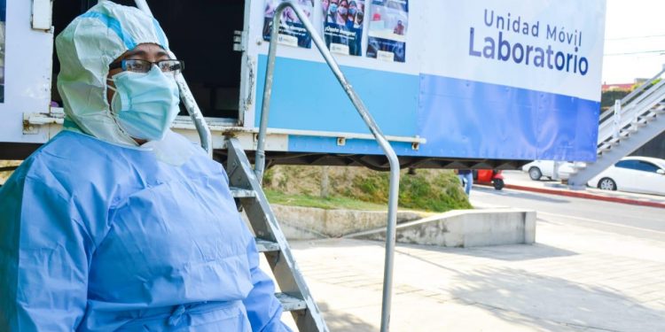 Laboratorio móvil atiende a población de zona 18./Foto: MSPAS.