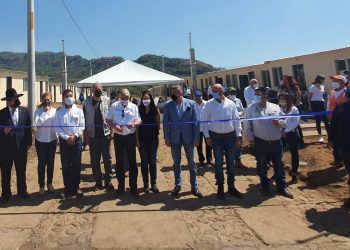 Israel entrega viviendas a familias damnificadas por erupción del volcán de Fuego