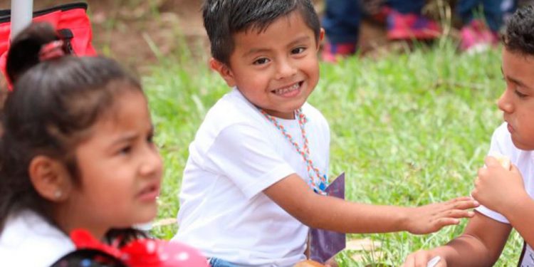 Se oficializa creación de programa Acompáñame a Crecer
