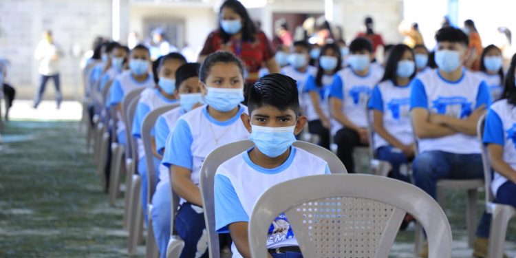 Presidente participa en inauguración de escuela en Chimaltenango