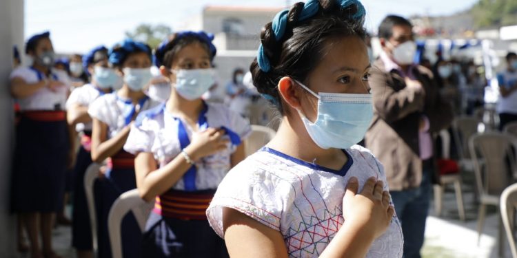 Población estudiantil de San Pedro Yepocapa recibe nueva escuela