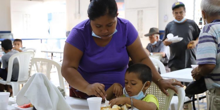 Titular de la cartera, Raúl Romero, resalta los esfuerzos en la atención de los guatemaltecos en los 62 comedores sociales que funcionan en el país.