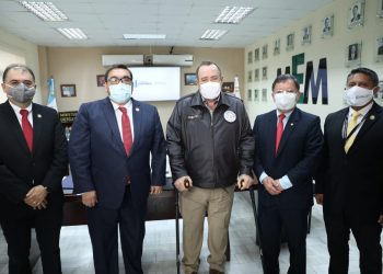 Presidente visita el MSPAS y el MEM