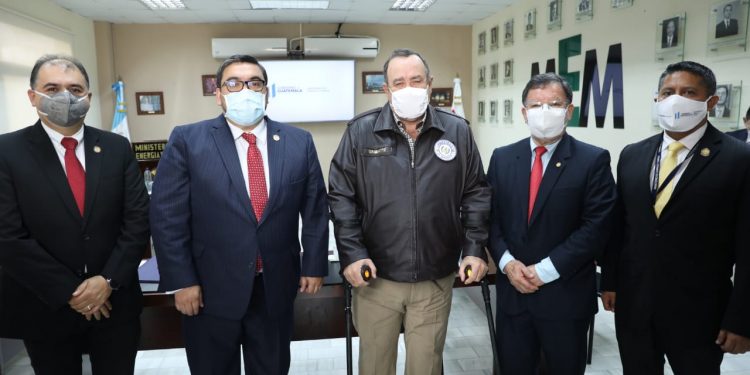 Presidente visita el MSPAS y el MEM