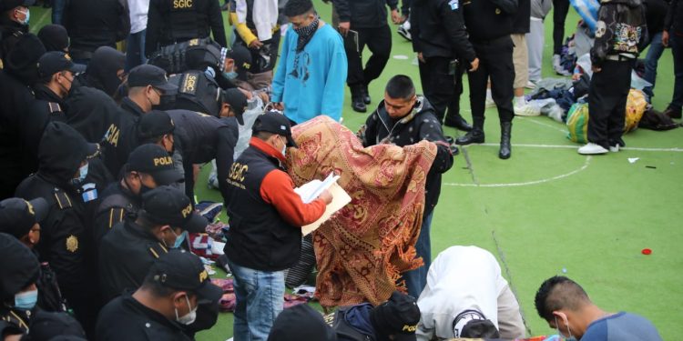 Efectúan requisas simultáneas en tres cárceles