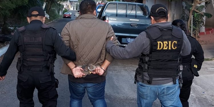 Detienen a presunto responsable de distribuir pornografía a menores