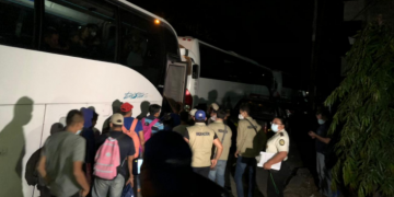 Guatemala retorna a más de mil 800 personas de la caravana del migrante