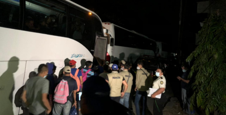 Guatemala retorna a más de mil 800 personas de la caravana del migrante