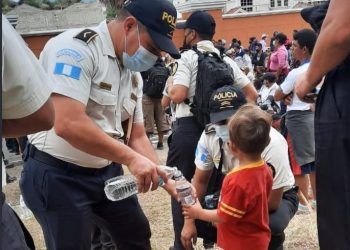 Migrantes reciben orientación para cumplir con la ley