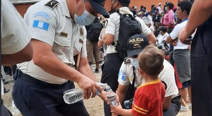 Migrantes reciben orientación para cumplir con la ley