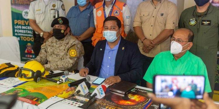Coordinan acciones para enfrentar temporada de incendios forestales en Petén