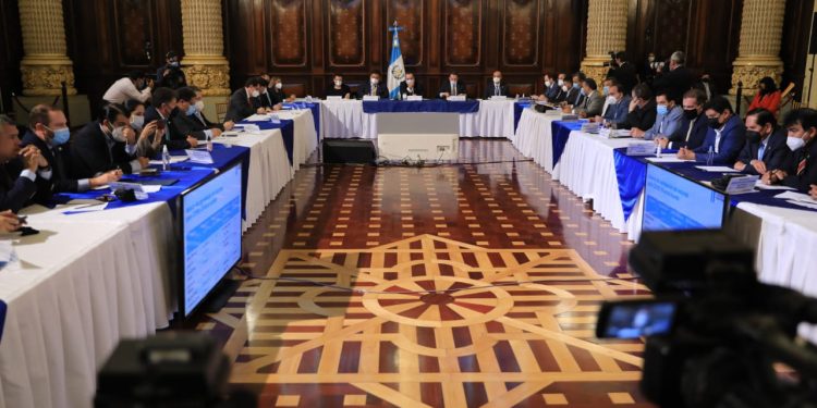 Gobierno expone ante jefes de bloque del Congreso iniciativa para compra de vacunas COVID-19