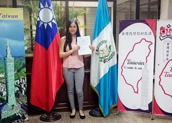 estudiante beneficiaria con la beca