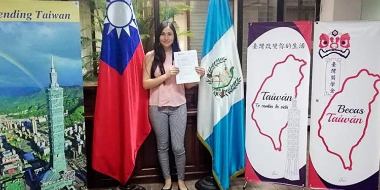estudiante beneficiaria con la beca