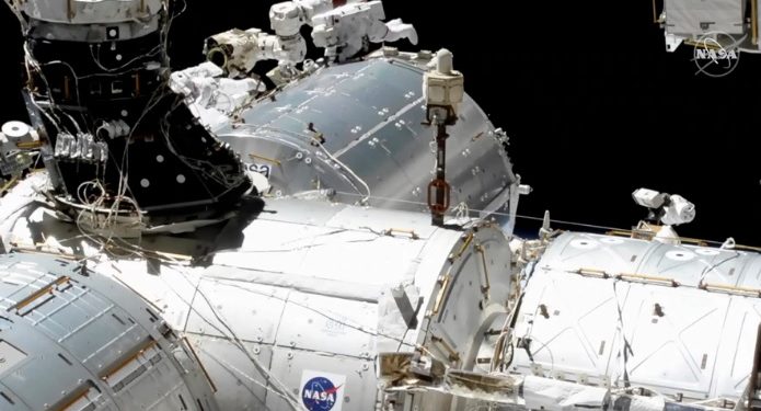 NASA transmite en directo la caminata espacial realizada por dos astronautas