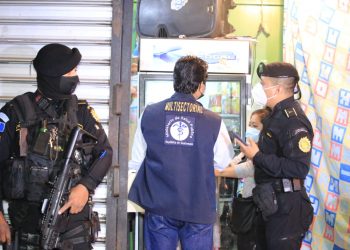 Agentes de la Policía Nacional Civil inspeccionan ventas de licor