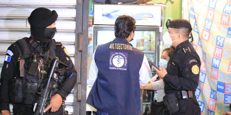 Agentes de la Policía Nacional Civil inspeccionan ventas de licor