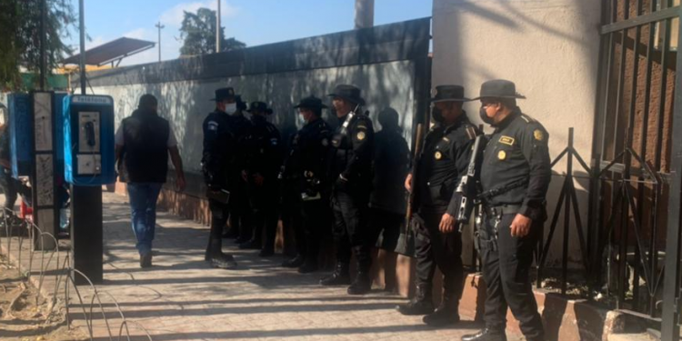 PNC desarrolla operativo en Centro de Emisión de Pasaportes ante denuncias de usuarios