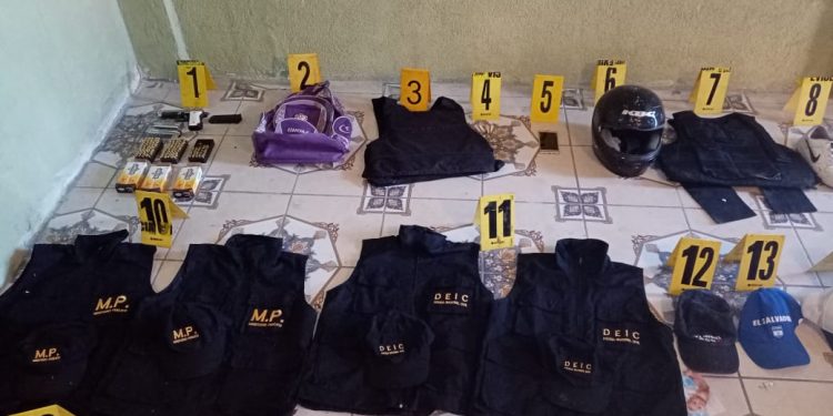 Localizan chalecos antibalas, armas y municiones en guarida de pandilleros