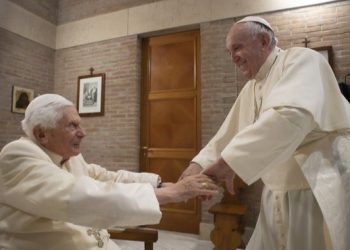 Papa Francisco recibe primera dosis de vacuna contra el COVID-19