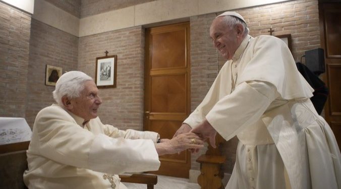 Papa Francisco recibe primera dosis de vacuna contra el COVID-19