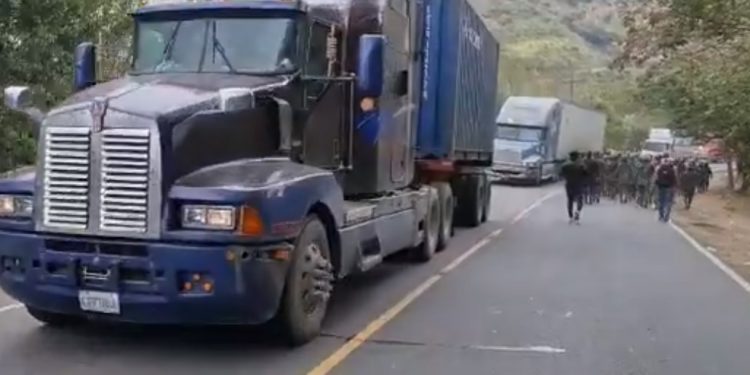 Comercio nacional afectado por cierre del paso vehicular en Vado Hondo