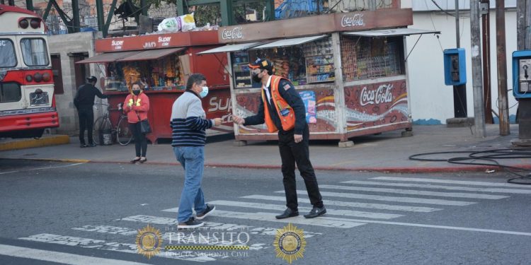 Peatón Seguro, la campaña que insta a usar los pasos de cebra y pasarelas