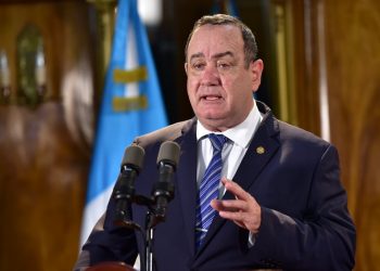 Presidente Alejandro Giammattei en podio coronavirus