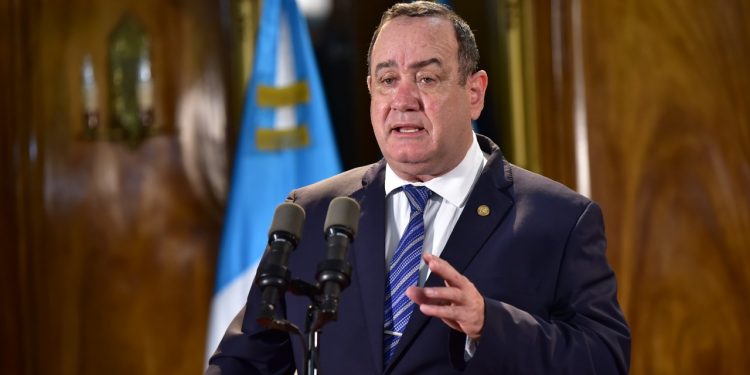 Presidente Alejandro Giammattei en podio coronavirus