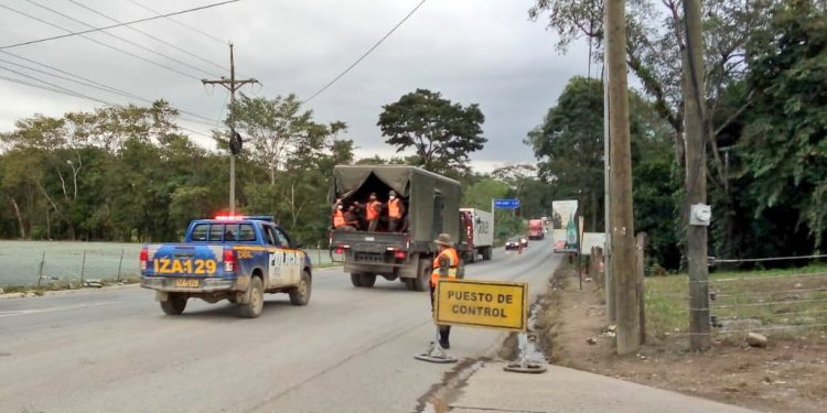 Ejército y PNC apoyan acciones para impedir el ingreso irregular de personas al país