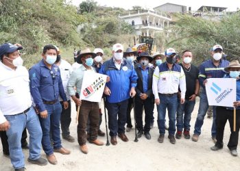 Presidente inicia los trabajos para asfaltar un camino rural de Sacapulas