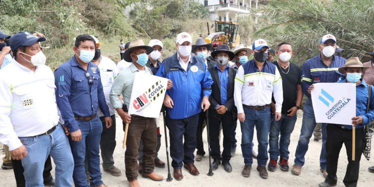 Presidente inicia los trabajos para asfaltar un camino rural de Sacapulas