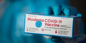 Su vacuna es eficaz contra nuevas cepas de COVID-19, dice Moderna