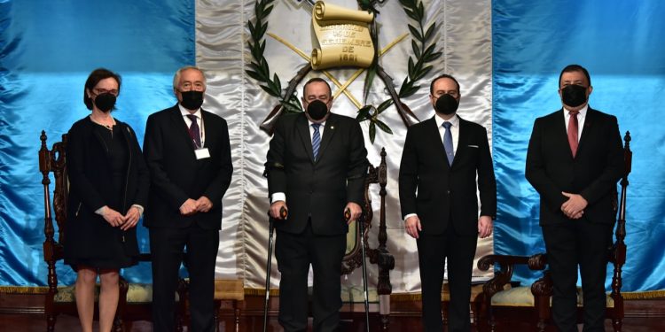 Presidente Alejandro Giammattei, recibió las carta comercial de Youssry Mohamed Khalil Mohamed, embajador de la República Árabe de Egipto./Foto: Gilber García.