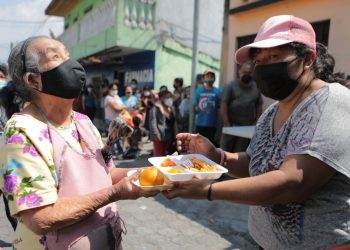 Guatemaltecos agradecieron los alimentos servidos en los comedores sociales./Foto: Álvaro Interiano.