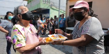 Guatemaltecos agradecieron los alimentos servidos en los comedores sociales./Foto: Álvaro Interiano.