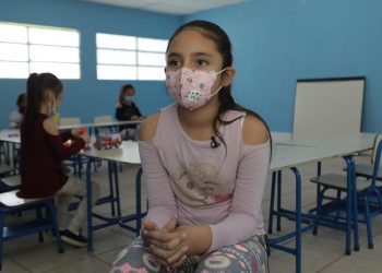 “Estoy entusiasmada por regresar a la escuela nuevamente”, afirma Allison, estudiante de primaria