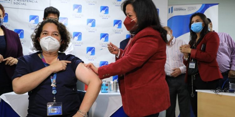 Inician vacunación contra el coronavirus en el Hospital Roosevelt