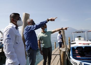 Autoridades de Ambiente inspeccionan contaminación del Lago de Atitlán