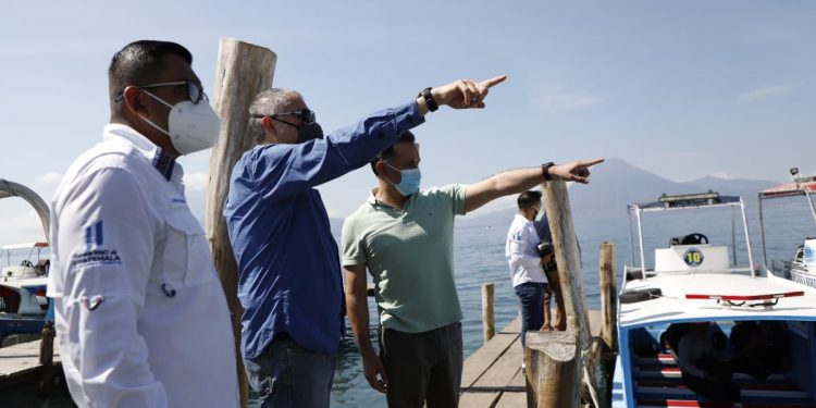 Autoridades de Ambiente inspeccionan contaminación del Lago de Atitlán