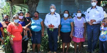 Autoridades del Ministerio de Agricultura supervisan entrega de alimentos y huertos familiares en Jalapa