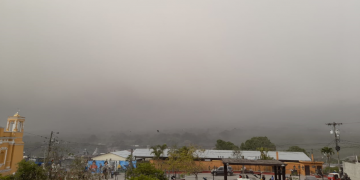 Caída de ceniza en poblados cercanos al volcán de Fuego