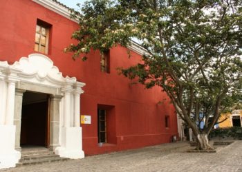 Fotógrafo español muestra su colección de Semana Santa en Guatemala