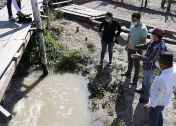 l ministro de Ambiente, Mario Rojas, verifica contaminación en lago de Atitlán