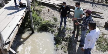 l ministro de Ambiente, Mario Rojas, verifica contaminación en lago de Atitlán