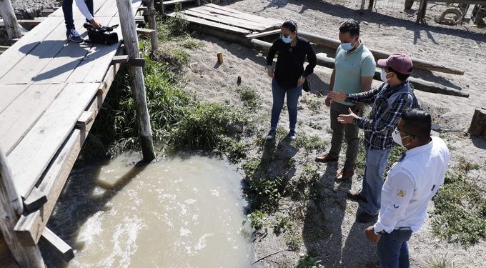 l ministro de Ambiente, Mario Rojas, verifica contaminación en lago de Atitlán