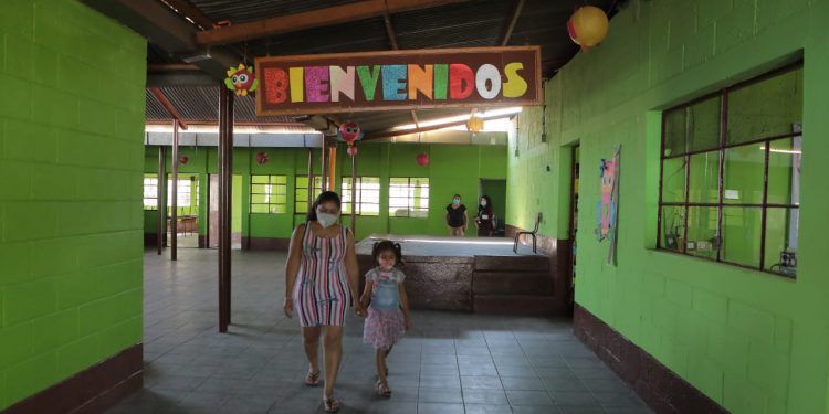 Estudiantes de San José del Golfo se benefician con remozamiento de centros educativos